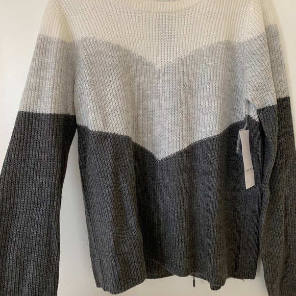 Gray & white sweater - Picture 2 of 3